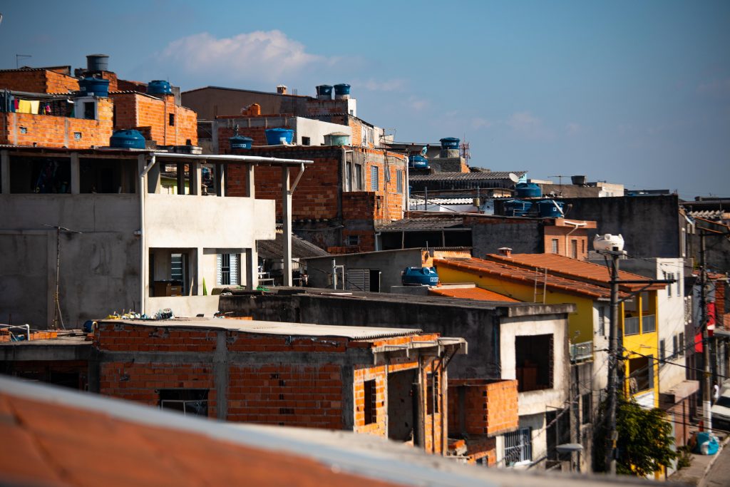 Fotografia de várias casas populares tirada na região do Grajaú, em São Paulo, capital.