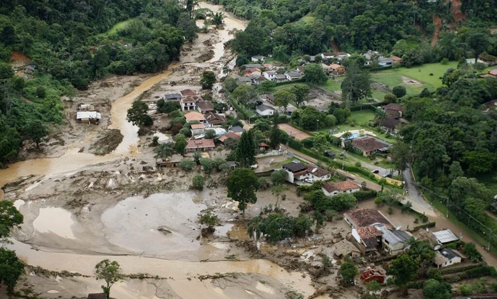 Fotografia aérea de uma região de Petrópolis coberta por lama.
