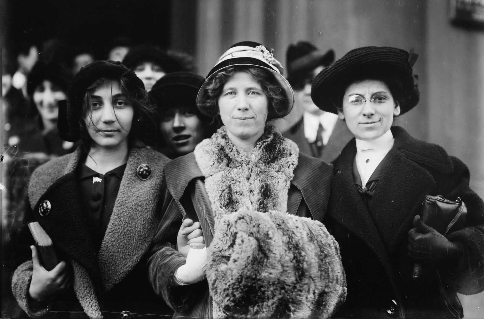 Fotografia de 1913 de mulheres ativistas pelos direitos políticos e trabalhistas de mulheres em Nova Iorque, nos Estados Unidos.